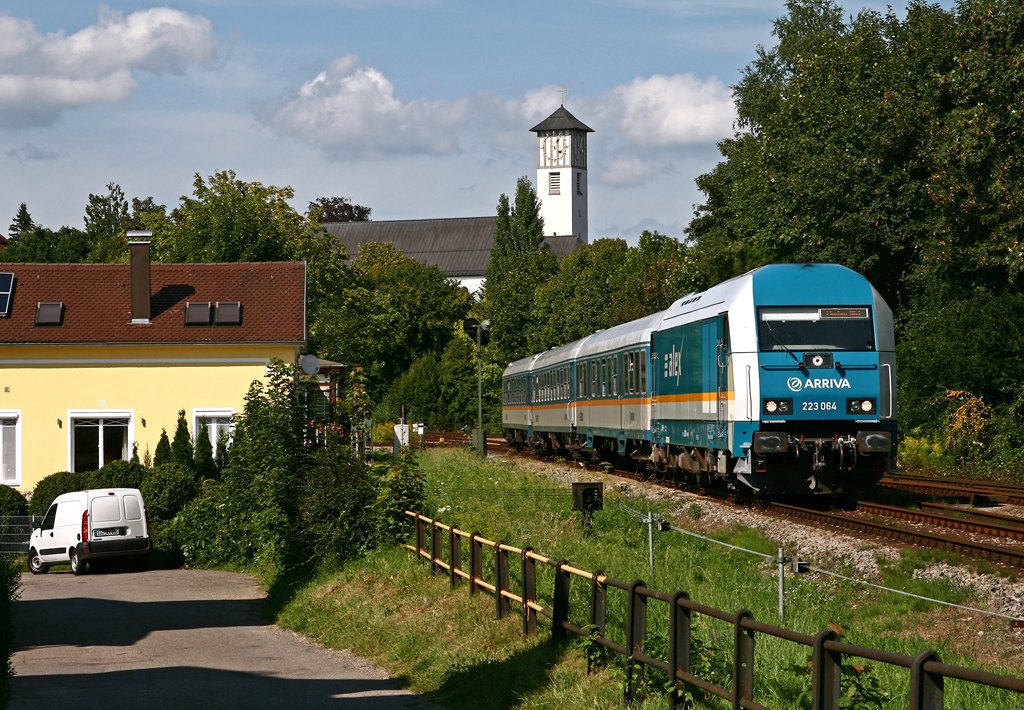 Am 12. August 2009 erreicht 223 064 mit dem ALX 38708 von Mnchen nach Lindau in Krze den Zielbahnhof. Aufgenommen wurde das Bild am Abzweig Aeschach, kurz vor dem Bodenseedamm.