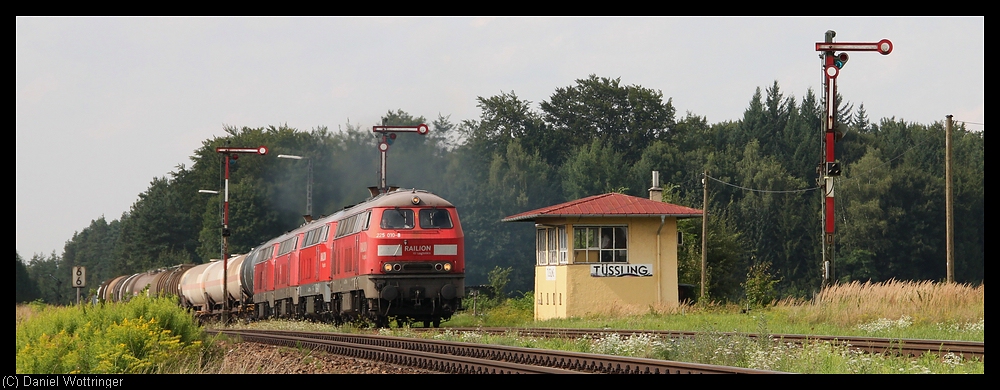 Am 12. August 2010 durchfhrt ein Gterzug, bespannt mit zwei Doppeltraktionen den Bahnhof Tssling. Fhrend ist die 225 010.