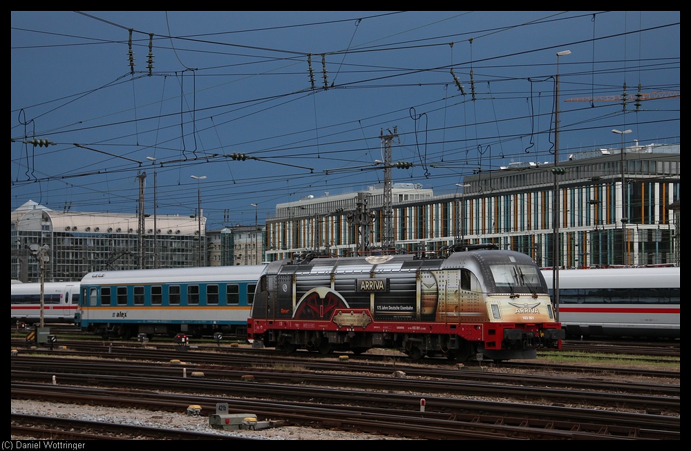 Am 12. August 2010 konnte ich 183 001 abgestellt im Vorfeld des Mnchner Hauptbahnhofes ablichten. Im Hintergrund macht sich gerade ein etwas heftigeres Wetter auf, dem ich dann jedoch mit einem ICE in Richtung Mannheim entkommen bin.