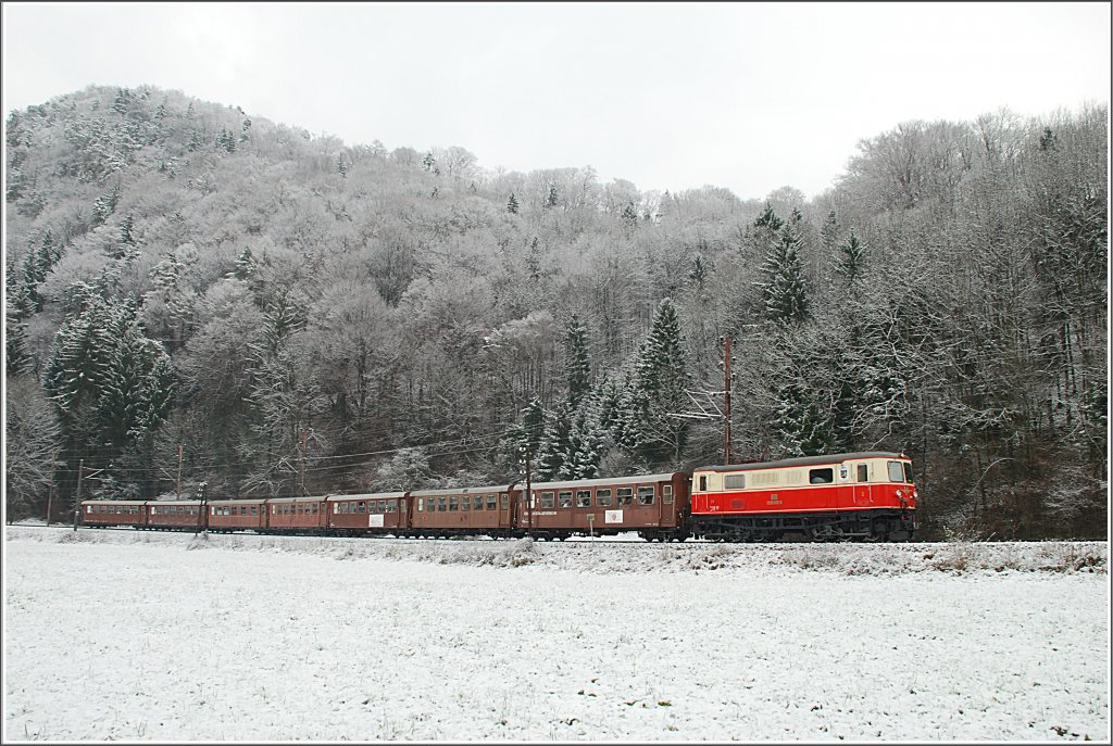 Am 12. Dezember 2009 bestand der Adventsonderzug nach Mariazell und zurck aus der 1099.002  Gsing , 5 Panoramic 760 Waggons und 2 zustzlichen braunen Waggons. Ich konnte ihn zwischen Schwerbach und Loich ablichten.
