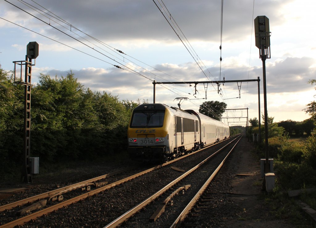 Am 12. Mai schiebt 3014 ihre Doppelstcker im letzten Tageslicht als Regionalbahn nach Kleinbettingen.