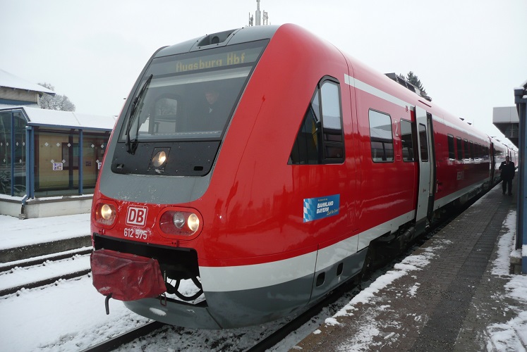 Am 12.01.13 fahren 612 075/575 und ein weiterer 612 von Oberstdorf/Lindau nach Augsburg und stehen im Bahnhof Buchloe.