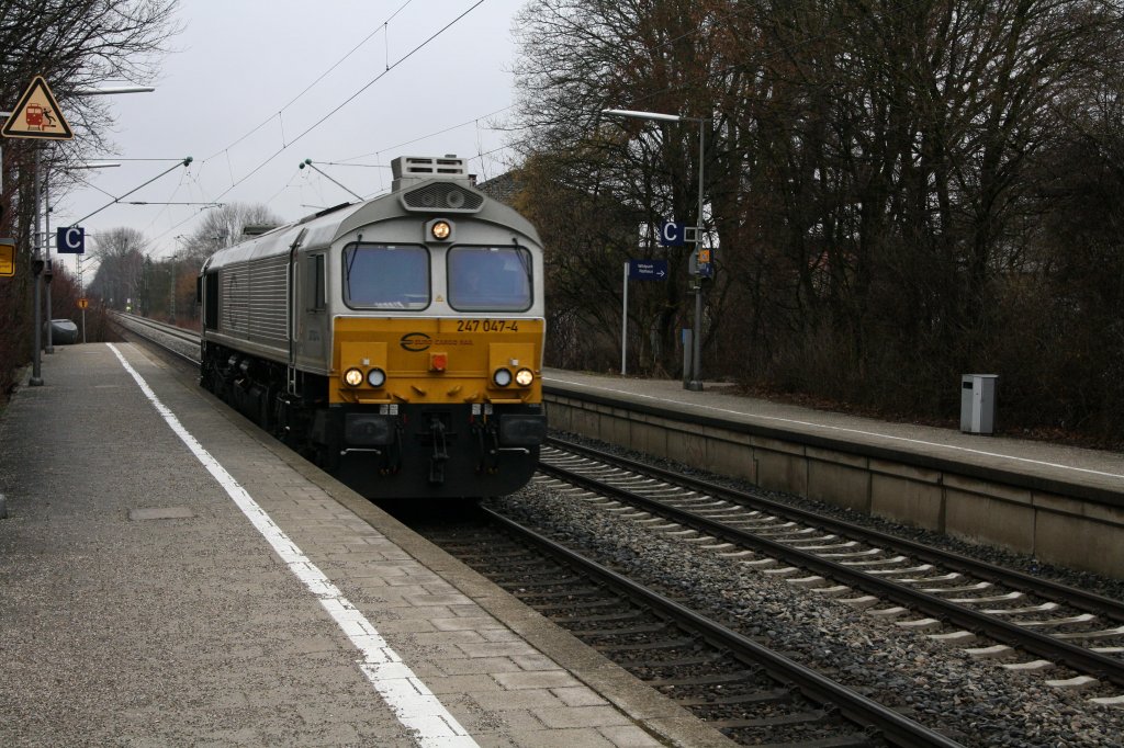 Am 12.02.11 fuhr 247 047-4 als Lz durch den Bahnhof von Poing Richtung Mnchen.