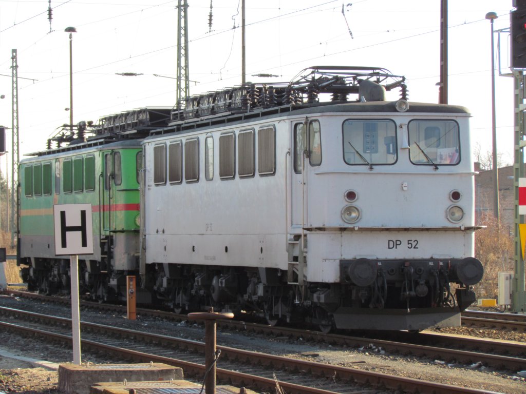 Am 12.02.2011 warten diese beiden ehemaligen Reichsbahnloks in Stendal auf neue Aufgaben im Gterverkehr