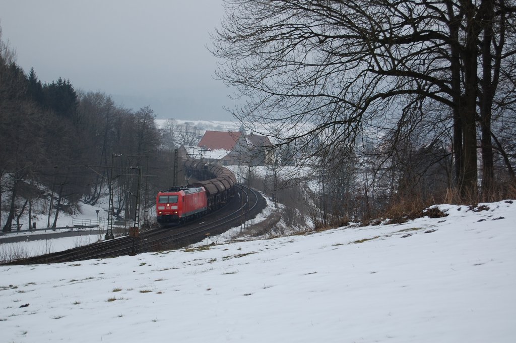 Am 12.03.10 fuhr diese BR 185 mit einem Kalizug in den Betriebsbahnhof Himmighausen ein.