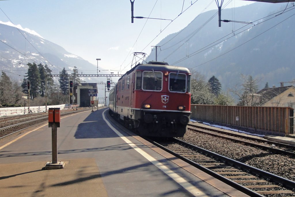 Am 12.03.10 traf ich die Re 4/4  11147 auf der Gotthardsdrampe bei Faido.