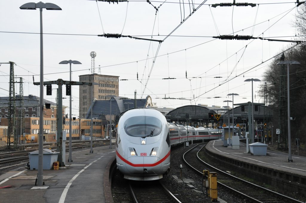 Am 12/03/2011 verlsst ICE 406 007-5 Frankfurt - Bruxelles-Midi den Aachener Hbf von Gleis 7 in Richtung Belgien.