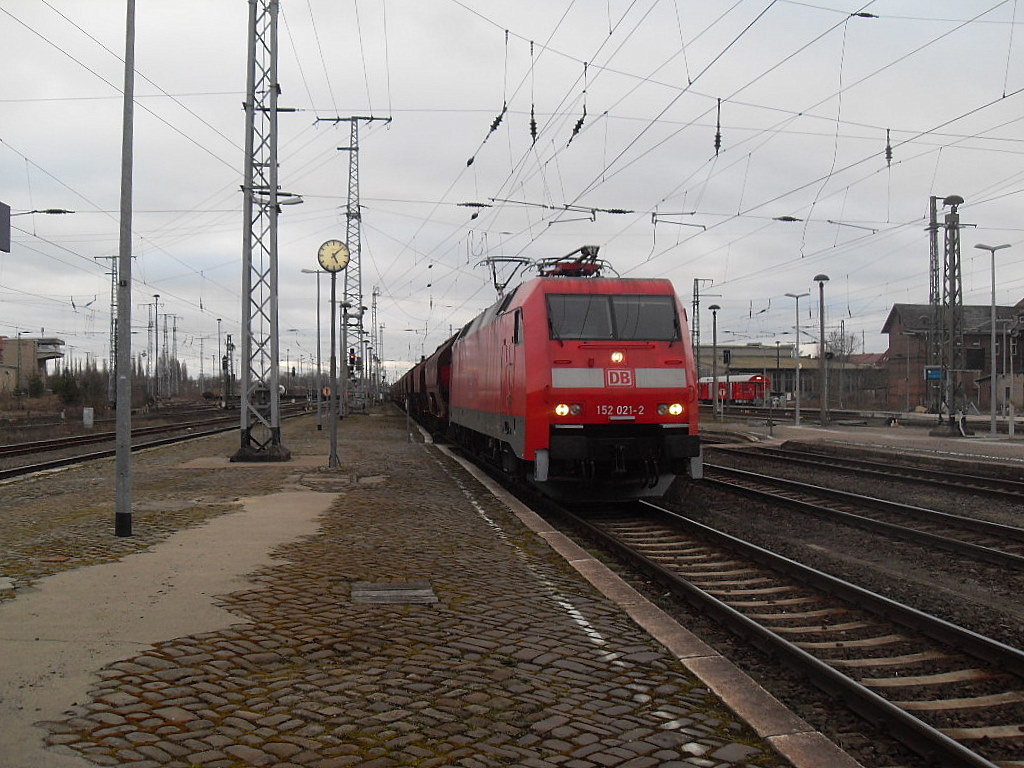 Am 12.03.2012 fuhr 152 021 mit einem leeren Kalizug in Richtung Magdeburg durch Stendal.