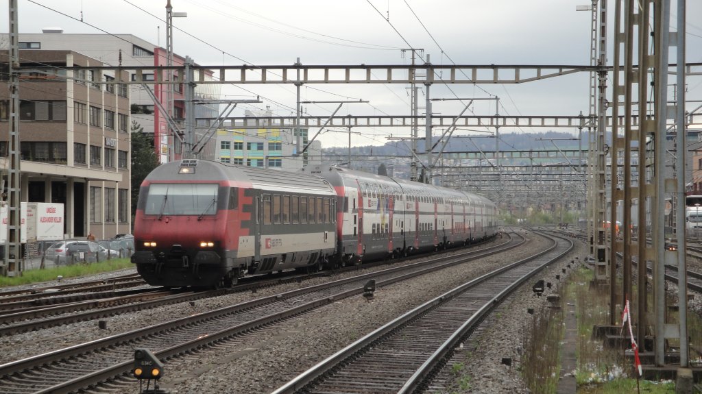 Am 12.04.2012 durchfhrt ein IC-Dosto, angefhrt von einem Bt4, den Bahnhof Schlieren.