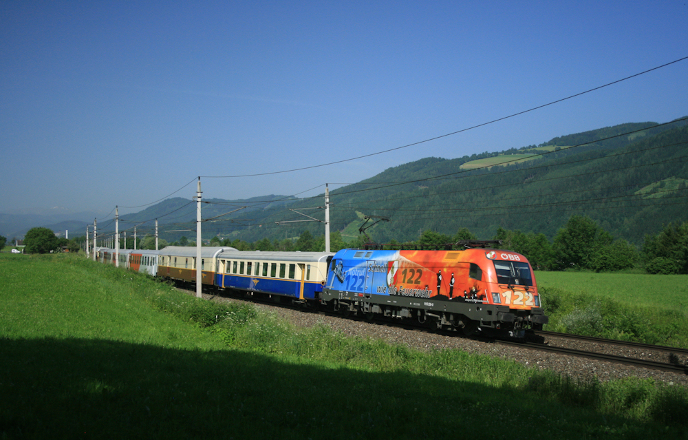 Am 12.06.2010 wurde anlsslich eines Musical-Besuchs fr die Fahrgste ein Sonderzug von Villach nach Wien mit interessannter Zugbildung in Verkehr gesetzt. Noch dazu bernahm eine Werbelok die Traktion des Zuges. Das Bild zeigt die 1116.250  Feuerwehr-Lok  mit dem D 19462, aufgenommen bei Niklasdorf.