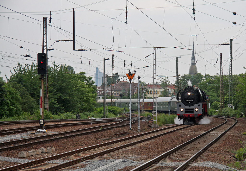 Am 12.06.2010 zieht 01 509 einem aus neun Wagen bestehenden und ausverkauften Sonderzug nach Prag. Kurz nach der Abfahrt ist sie hier am frhen Morgen im Stadtgebiet von Leipzig unterwegs. 