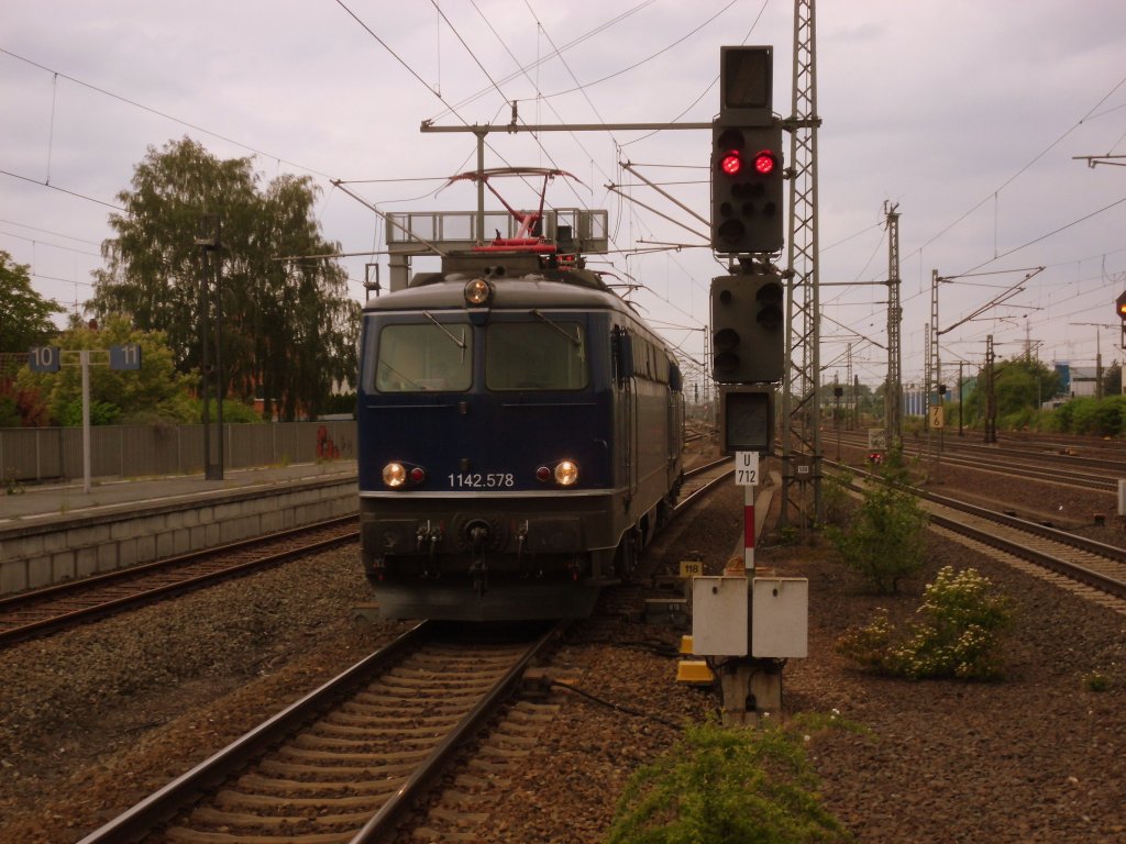 Am 12.06.2013 kam 1142.578 und 1142.562 als Lokzug durch den Messebahnhof Hannover/Laatzen.