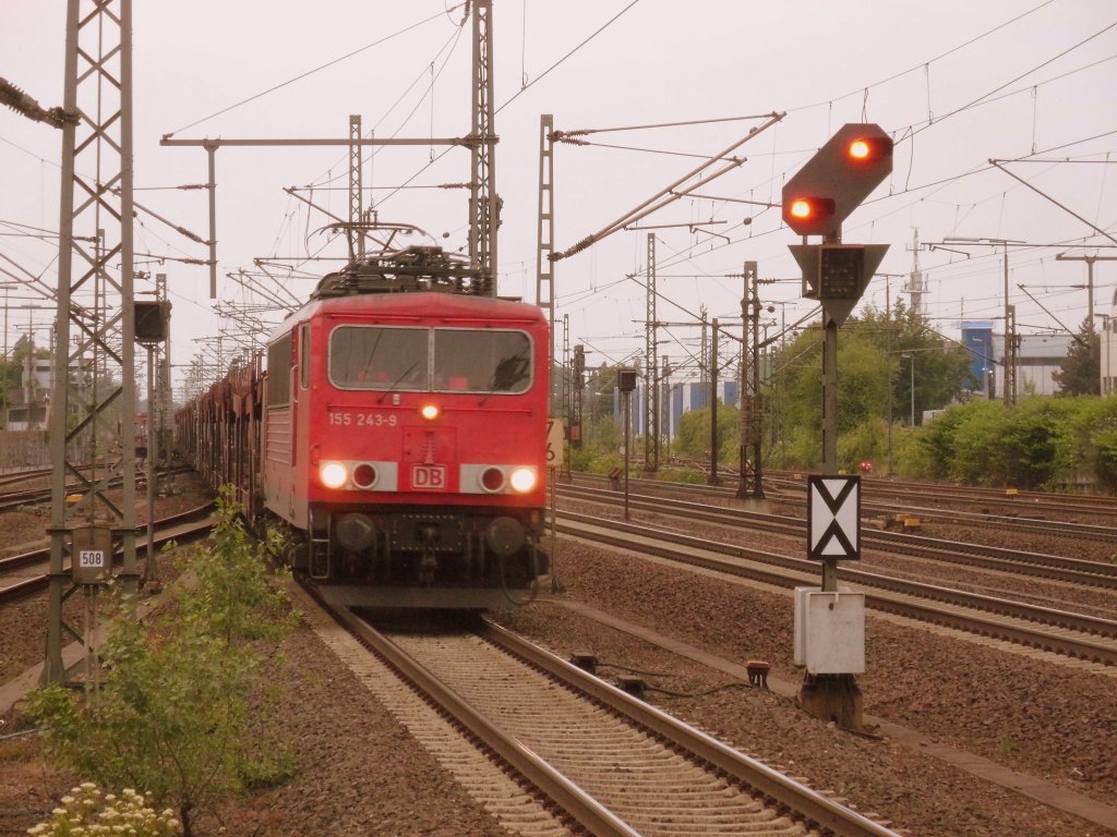 Am 12.06.2013 kam 155 243 mit einem leeren Autozug durch den Messebahnhof Hannover/Laatzen.