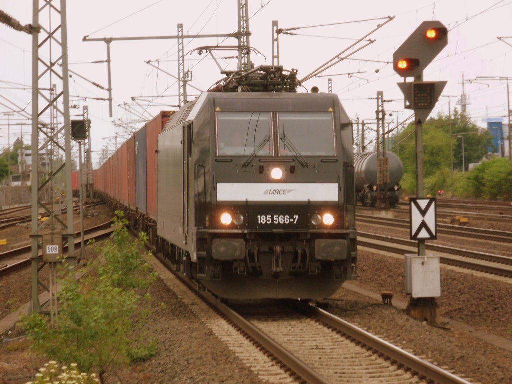 Am 12.06.2013 kam 185 566 mit einem Containerzug durch den Messebahnhof Hannover/Laatzen.