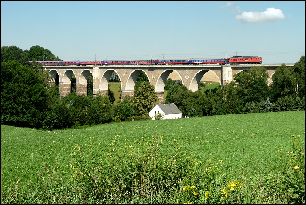 Am 12.07.2011 war der Express-Zug von Kulmbach nach Bad Schandau unterwegs und passierte zwischen Oederan und Freiberg das Frankensteiner Viadukt. Zuglok war 232 686.
