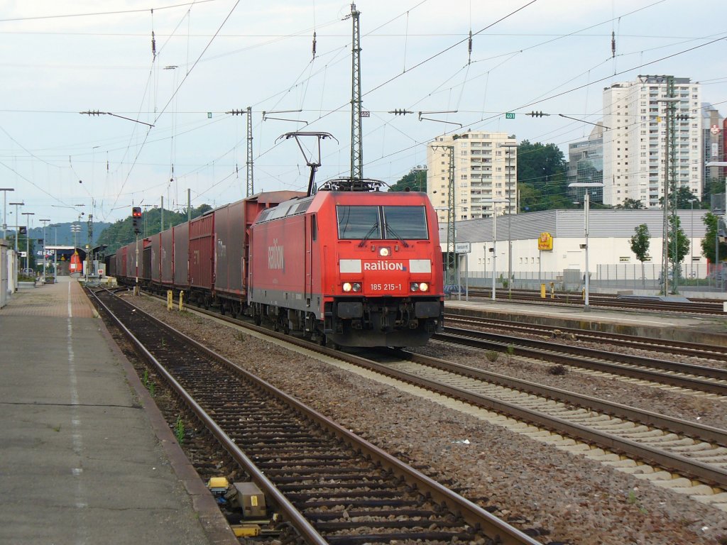 Am 12.07.2011 zieht 185 215-1 einen gemischten Gterzug durch Kaiserslautern Hbf