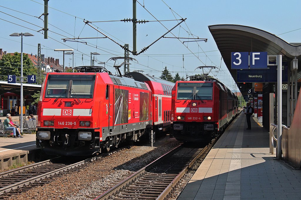 Am 12.07.2013 traf die frisch revidirte 146 232-4 (HU 19.06.2013) auf die neue Freiburger Werbelok, 146 236-5  Schwarzwaldbahn-Erlebnispfard  im Freiburger Hauptbahnhof.