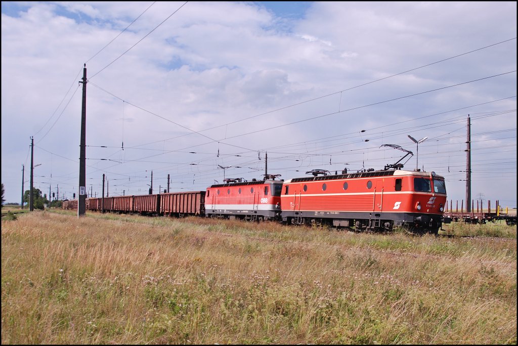 Am 12.08.2011 durchfuhr die 1144.40 gemeinsam mit einer zweiten 1x44 den Bahnhof Gramatneusiedel.