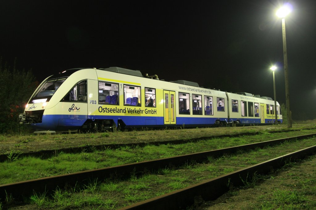 Am 12.10.2006 wartet VTn 703 der OLA Schwerin im Bahnhof von Crivitz auf seine Weiterfahrt nach Parchim