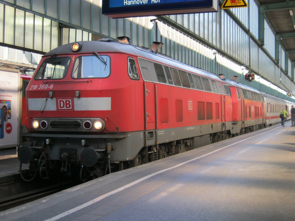 Am 12.10.2010 sind gerade 218 360-6 und 218 491-9 mit dem IC 2012 in den Stuttgarter HBF eingefahren.