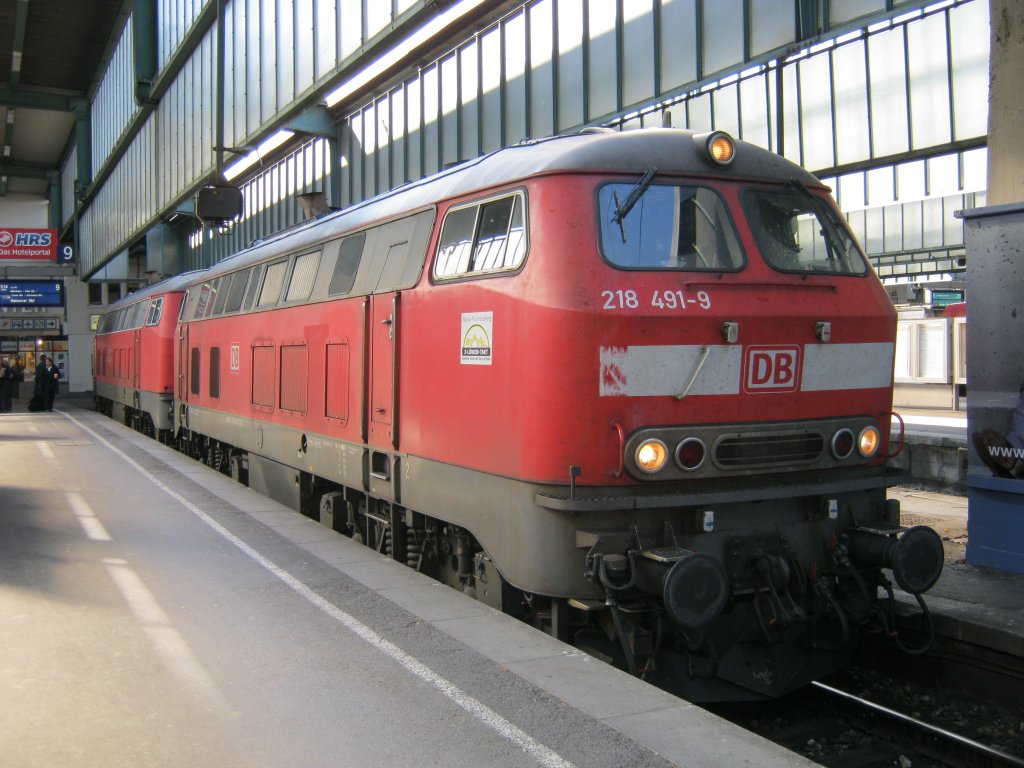 Am 12.10.2010 warteten 218 491-9 und 218 360-6 auf die Abfahrt zum Abstellgleis.
