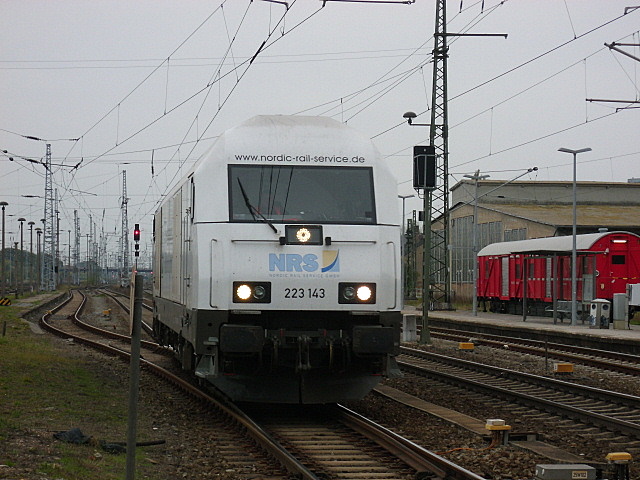 Am 12.10.2012 fuhr 223 143 nach dem Tanken in ihre Abstellung in der nhe des Stendaler RAW.