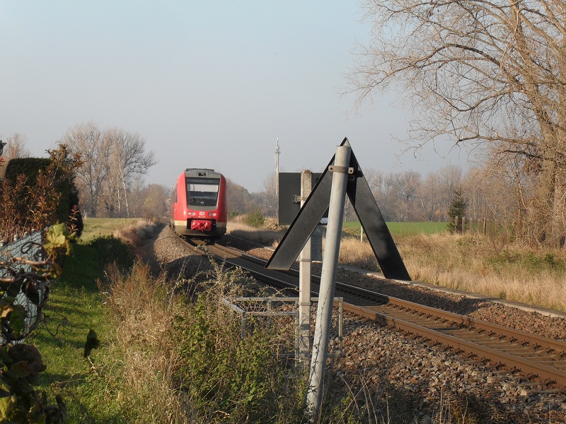 Am 12.11.2011 fuhr dieser RE in Richtung Hannover Hbf. Kurz hinterm B 16,3, von welchem aus ich dieses Bild aufgenommen habe hat sich der 612 schon wieder fast  aufgerichtet .