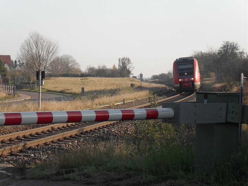 Am 12.11.2011 traf ich diesen 612er ebenfalls an der KBS 330. Hier ist er auf den Weg in Richtung Hannover und schaukelt dem B 16,3 entgegen.