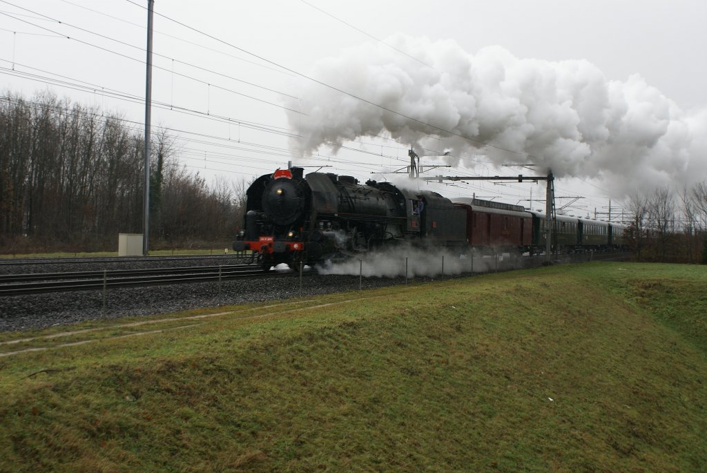 Am 12.12.09 feierte die 141 R 568 ihre kommerzielle Jungfernfahrt in der Schweiz. Gleichzeitig feierte aber auch der Zug, den sie am Hacken hatte, seine Premiere: Der Swiss Classic Train. Ich erwischte dieses Gespann in Rupperswil.