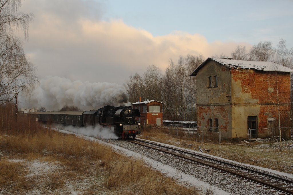 Am 12.12.09 passiert 65 1049 das ehemalige Wasserhaus im Bahnhof Zwnitz. 
