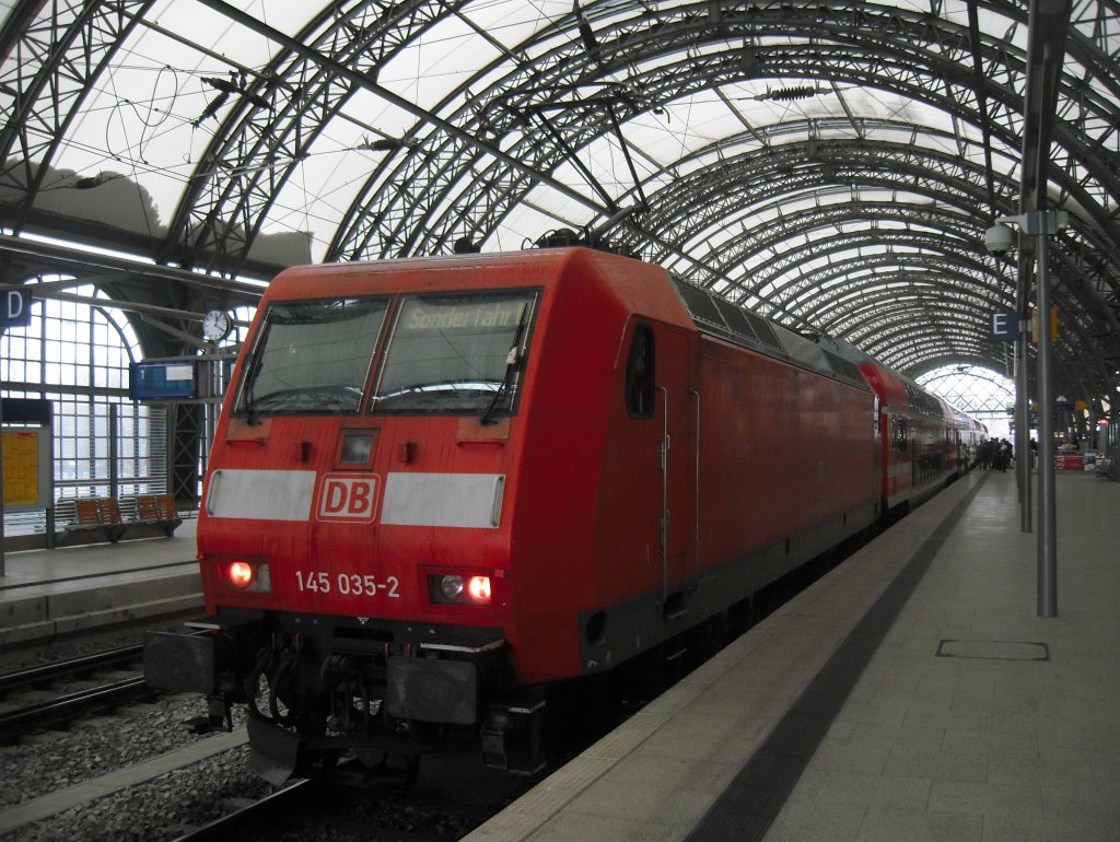 Am 12.12.2010 fuhr ein S-Bahn Sonderzug in den Hbf ein. Heraus kamen Kisten, Bierksten, Sektpakete, ne Band samt Equipment und Sitzkissen (hab eins ergattern knnen :) )
Es schob 145 035