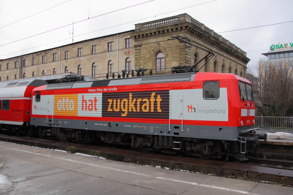 Am 12.12.2010 wurde der Magdeburg-Berlin-Express vorgestellt. Neben den Wagen wurde auch die Lok beklebt, es gibt zwar schnere Werbeloks, aber immer noch besser als das langweilige Einheitsrot. Zu sehen ist 112 139-1 in Magdeburg Hbf. 