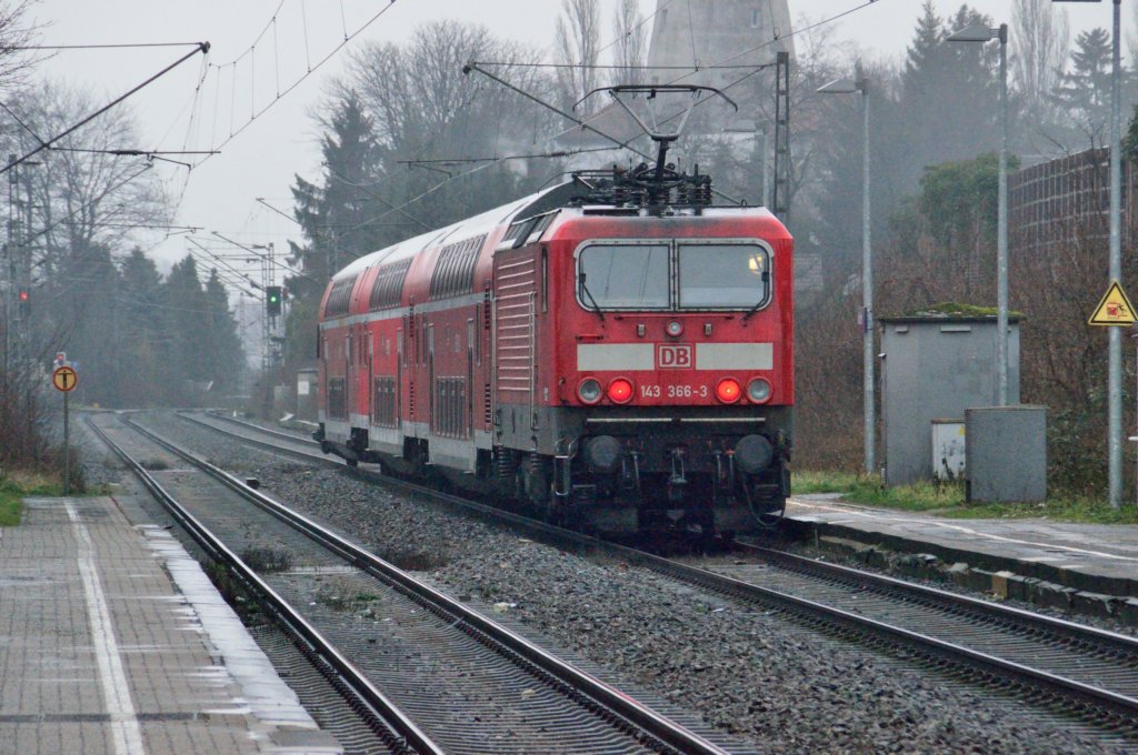 Am 1.2.2013 fhrt eine RB 27 in Richtung Grevenbroich aus dem Bahnhof Jchen aus, der Zug wird von 143 366-3.