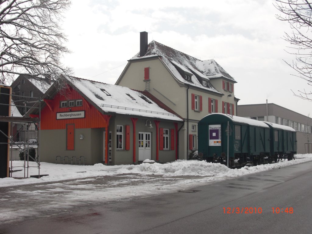am 12.3.2010 lag noch etwas Schnee am ehemaligen Bahnhof in Rechberghausen, den man heute als kleines Theater benutzt, aber auen noch in seiner ursprnglichen Gestaltung gelassen hat