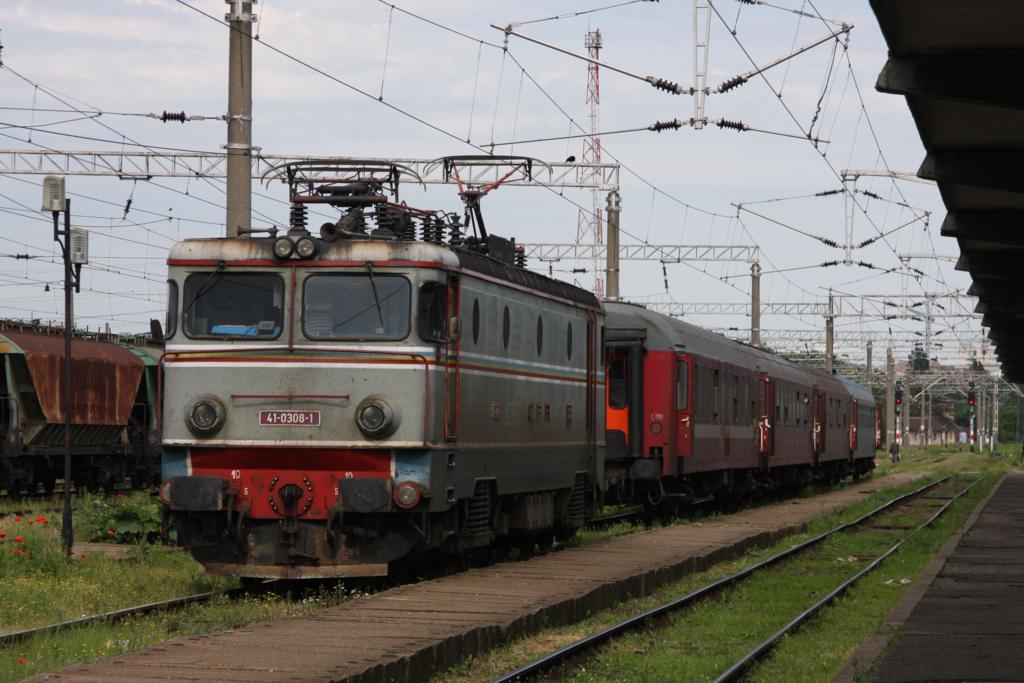Am 12.5.2010 bespannt die CFR 41-0308-1 einen Personenzug im
Bahnhof Timisoara Nord.