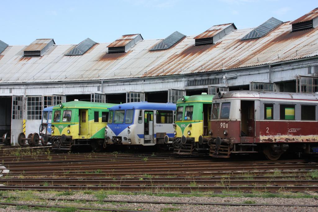 Am 12.5.2010 standen ex DR Triebwagen und zweiachsige rumnische Malaxa
VT im bzw. vor dem Rundschuppen des Depot Timisoara. 