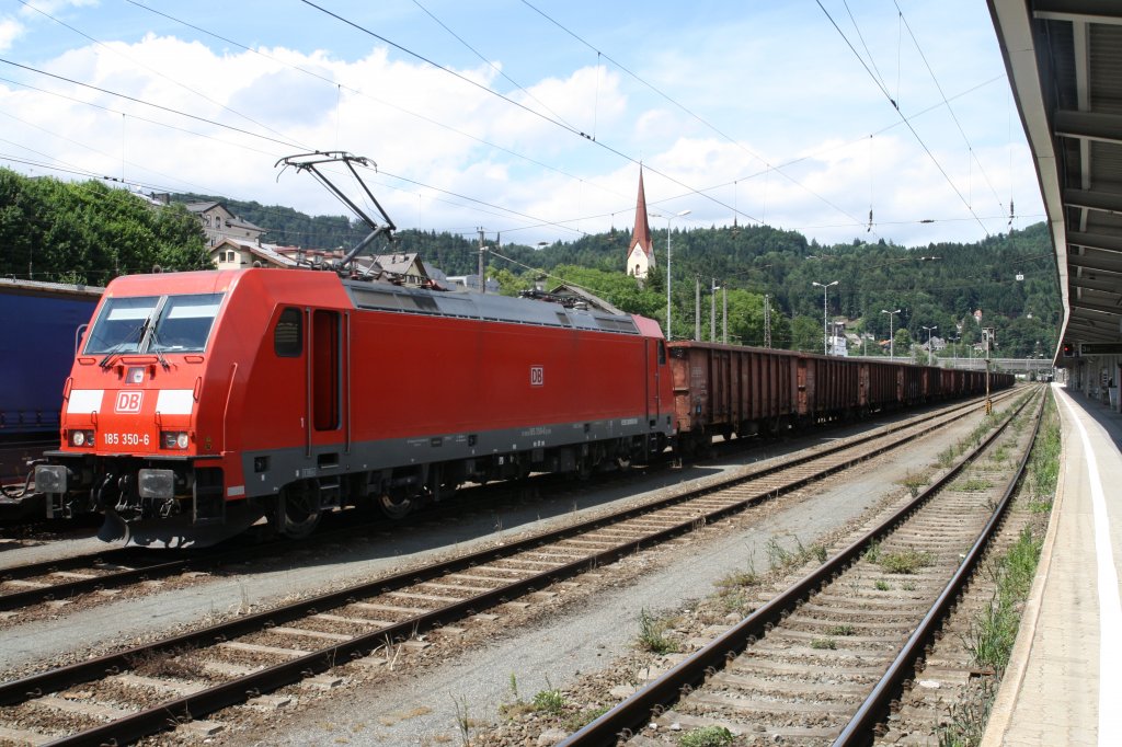 Am 12.6.2011 ist 185 350-6 der DB mit einem leeren Schrottzug von Deutschland Richtung Italien unterwegs. In Kufstein (Bild) ist Lokwechsel auf eine 186 von Railpool.