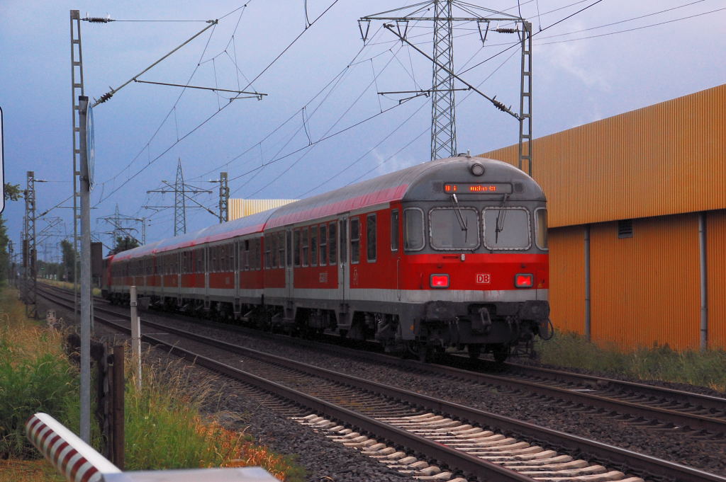 Am 12.6.2012 fuhr der RE 4 Verstrkerzug gezogen von der 111 075-8 in Richtung Aachen, ich habe ihn hier kurz hinter dem B Herrather Linde als Nachschu verewigt.