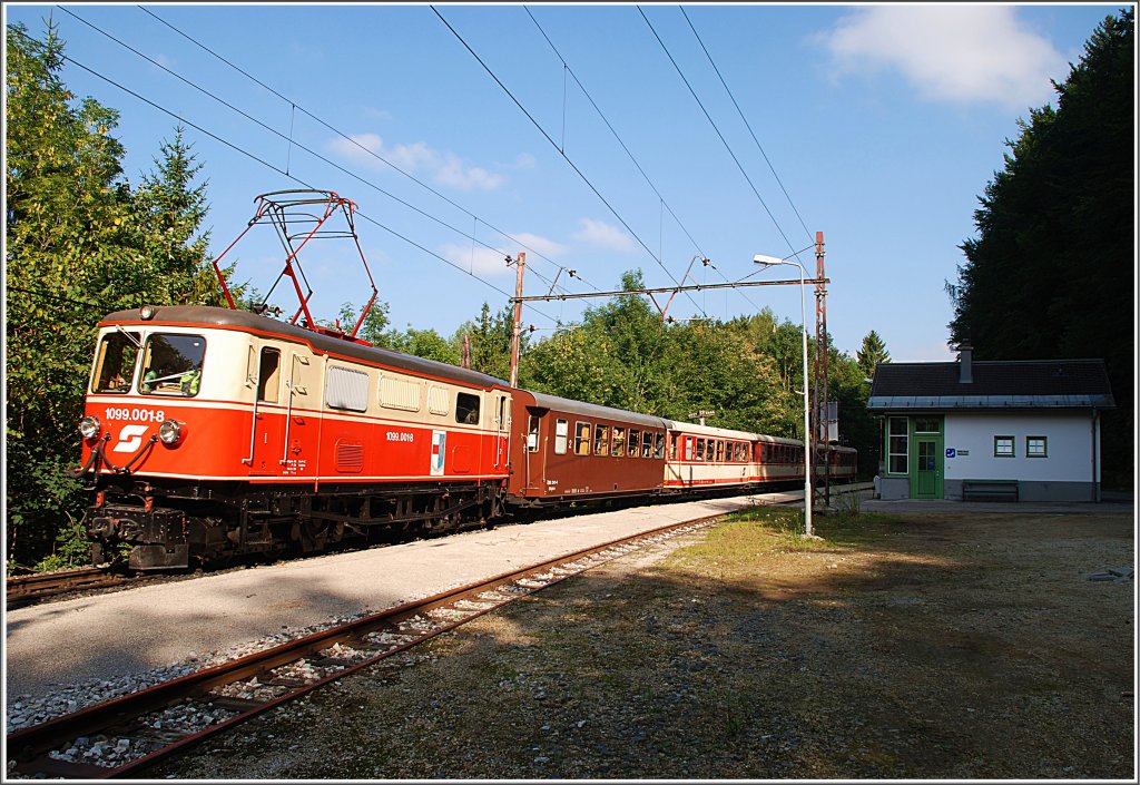 Am 12.9.2010 bestand der R 6811/54/55/12 ausnahmsweise mal nicht aus 1099.002 + 5 braune, sondern aus der 1099 001 + 1 brauner + 4x jaffa. Hier der Zug im Bahnhof Puchenstuben.