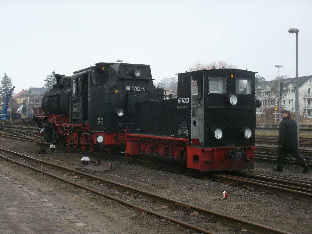 Am 12.April 2013 mu�te die K�f6003 die gro�e Schwesterlok 99 1782 zum Putbuser Lokschuppen bringen.