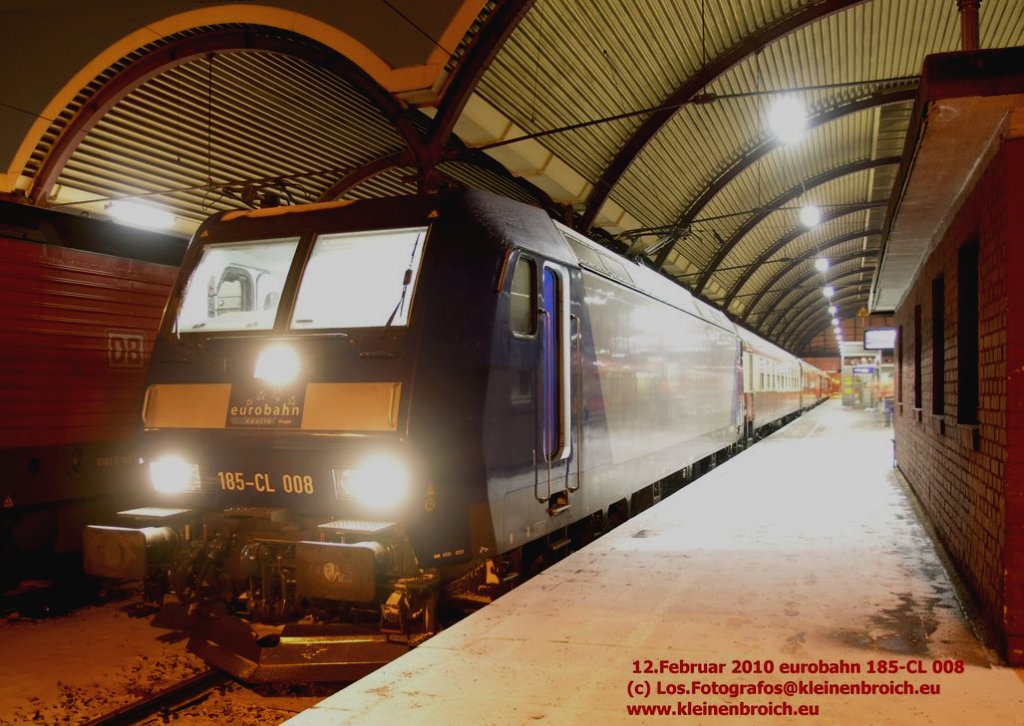 Am 12.Februar 2010 verkehrte 185-CL 008 fr die eurobahn vor einer  interessanten  Wagenzusammenstellung abends zwischen Mnchengladbach und Dsseldorf hin und her.
Die Aufnahme zeigt den Zug auf Gleis 6 des Mnchengladbacher Hbf.