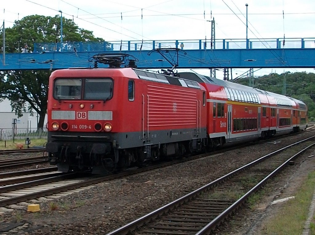 Am 12.Juni 2010 gab es wieder einmal ein 114er Einsatz auf Rgen.Hier bernahm die Rostocker 114 009 den RE 33214 bei der Einfahrt in Bergen/Rgen.