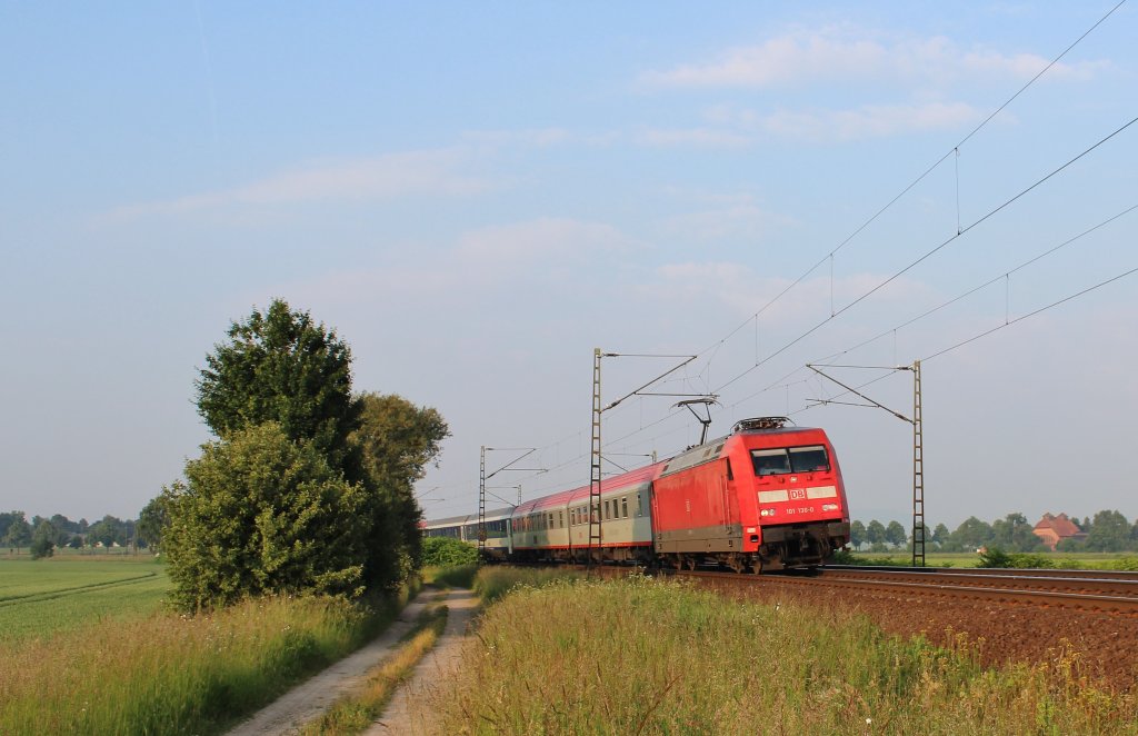 Am 12.Juni 2013 war 101 136 mit dem verspteten EN 490  Hans Albers  Wien Westbahnhof -> Hamburg-Altona bei Burgstemmen auf dem Weg Richtung Norden.