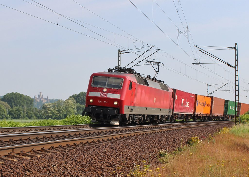 Am 12.Juni 2013 war 120 120 mit einem Containerzug bei Burgstemmen (KBS 350) auf dem Weg Richtung Sden.