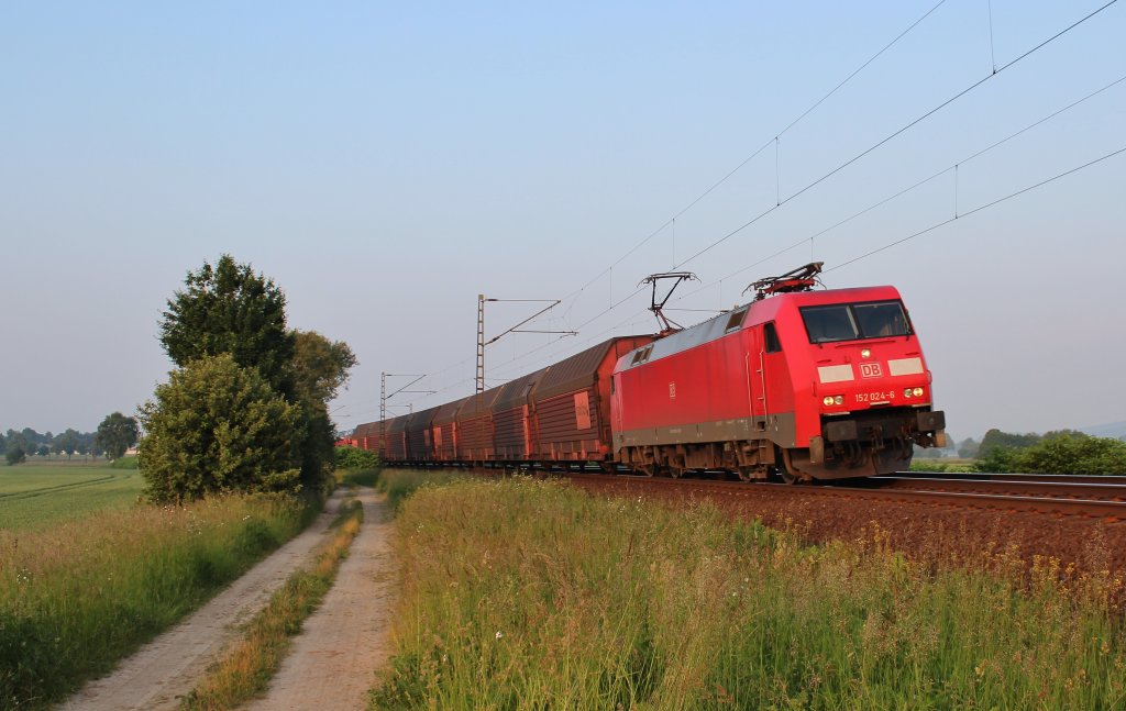 Am 12.Juni 2013 war DBSR 152 024 mit einem kurzen Mercedes-Zug bei Burgstemmen (KBS 350) auf dem Weg nach Bremerhaven.