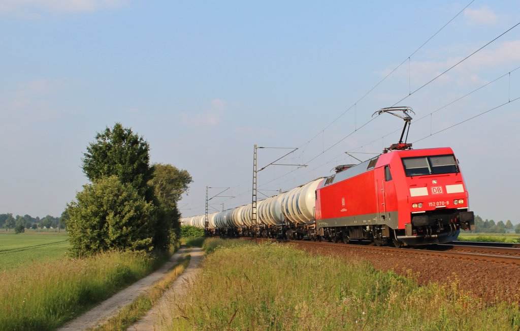 Am 12.Juni 2013 war DBSR 152 070 mit neuen weien GATX-Kesselwagen bei Burgstemmen auf dem Weg Richtung Norden.