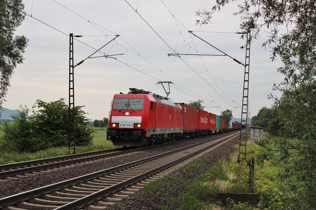 Am 12.Juni 2013 war DBSR E186 329 mit EZ 52280 Kassel Rbf -> Seelze Rbf bei Elze(Han) auf dem Weg Richtung Norden.