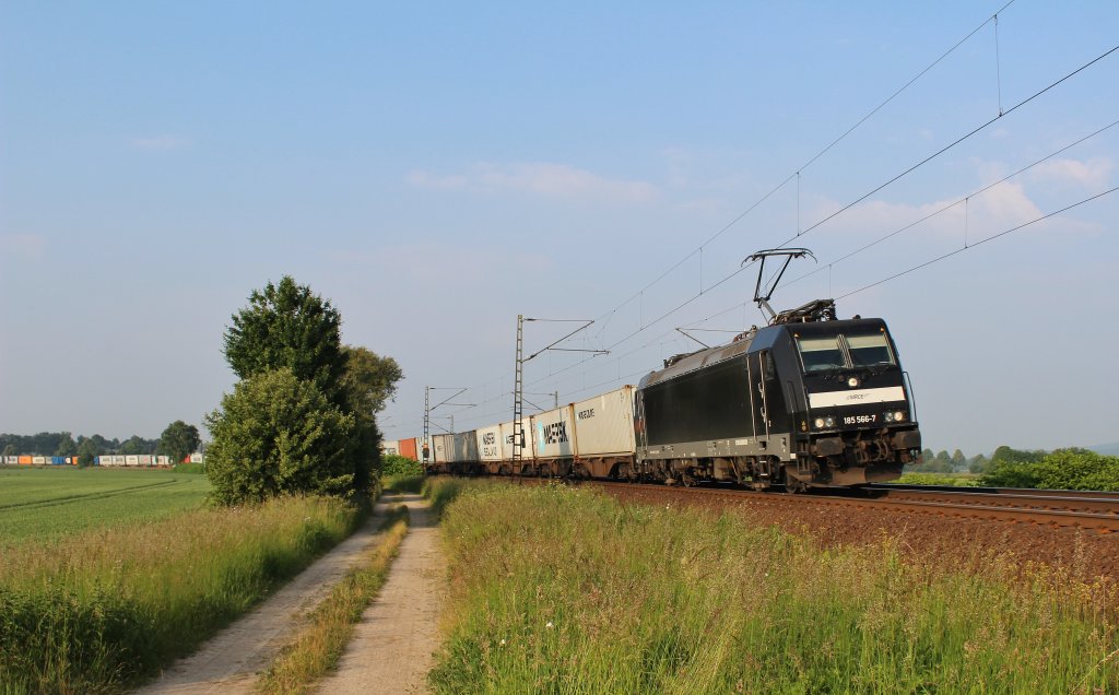 Am 12.Juni 2013 war MRCE 185 566 mit einem Containerzug bei Burgstemmen auf dem Weg Richtung Norden.