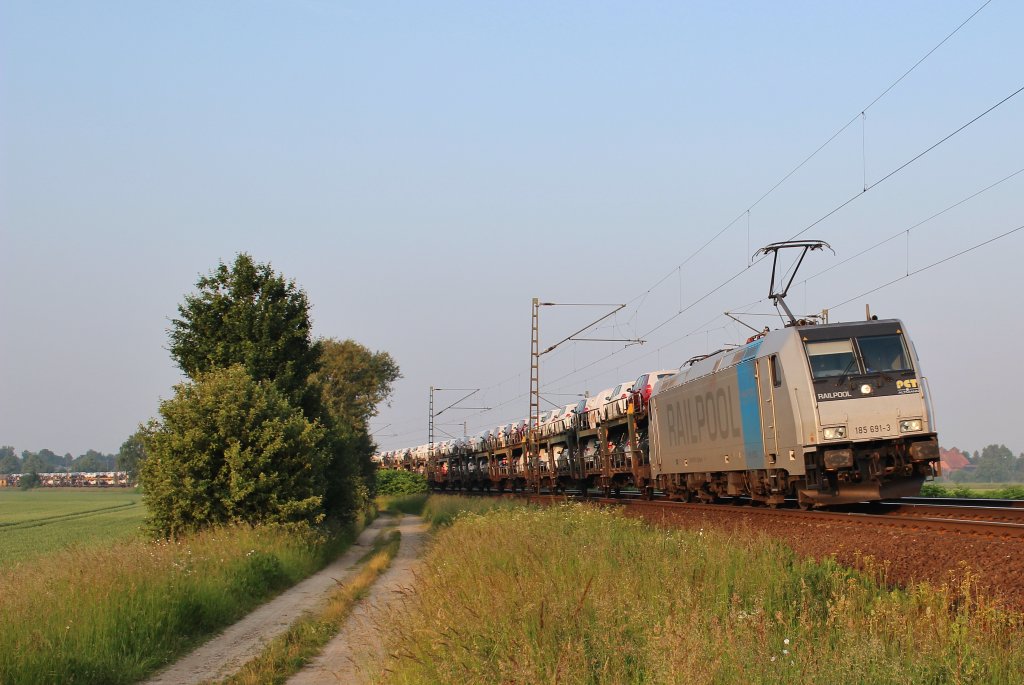 Am 12.Juni 2013 war RP/PCT 185 691 mit einem Autozug bei Burgstemmen auf dem Weg Richtung Hannover.