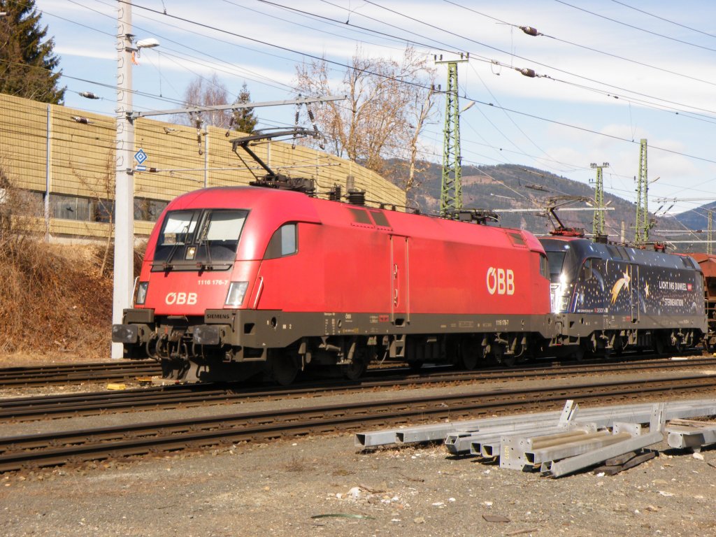 Am 12.Mrz 2012 fuhren 1116-176 mit  Licht ins Dunkel  1116-126 mit einem Gterzug Richtung Villach-Verschiebebahnhof, hier bei der Ausfahrt in Villach Westbahnhof.